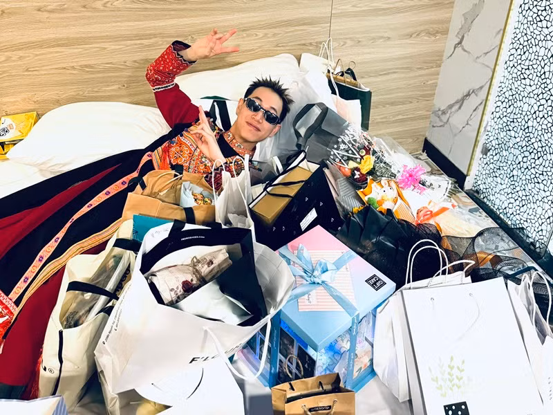 Double2T chia sẻ, việc cát-sê tăng 100 lần sau khi nổi tiếng là cách nói hài hước của anh khi trả lời phỏng vấn. "Nói như vậy vì trước đó tôi không được ai biết đến và cũng chẳng có ai mời đi hát”, anh trải lòng.