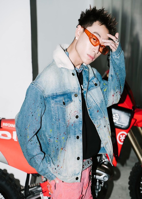 Sau khi nổi tiếng, Double2T còn kiếm tiền từ việc quảng cáo trên trang cá nhân.