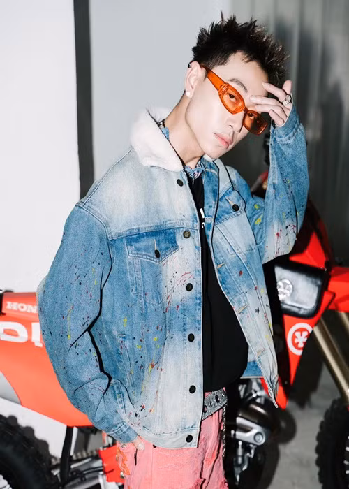 Sau khi nổi tiếng, Double2T còn kiếm tiền từ việc quảng cáo trên trang cá nhân.