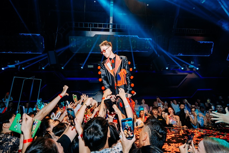 Nhờ danh hiệu quán quân, rapper Double2T đắt show. Chia sẻ với Dân Việt, nam ca sĩ cho biết, anh kín lịch với cuối năm, các show diễn liên tục từ Bắc vào Nam, một số show tổ chức ở nước ngoài.