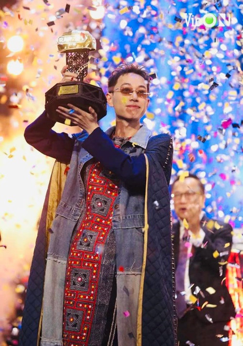 Chàng trai Tuyên Quang đóng cửa quán tóc, vay tiền bạn, xin tiền mẹ để thi Rap Việt 2023. Ngày 9/9, Double2T đánh bại 24k.Right, Huỳnh Công Hiếu, Liu Grace, Mikelodic, Pháp Kiều, Tez, SMO và RHYDER để đăng quang ngôi vị quán quân Rap Việt 2023.