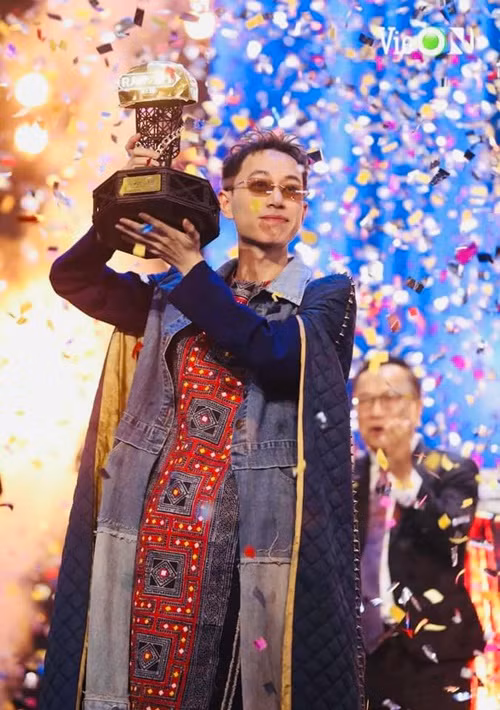 Chàng trai Tuyên Quang đóng cửa quán tóc, vay tiền bạn, xin tiền mẹ để thi Rap Việt 2023. Ngày 9/9, Double2T đánh bại 24k.Right, Huỳnh Công Hiếu, Liu Grace, Mikelodic, Pháp Kiều, Tez, SMO và RHYDER để đăng quang ngôi vị quán quân Rap Việt 2023.