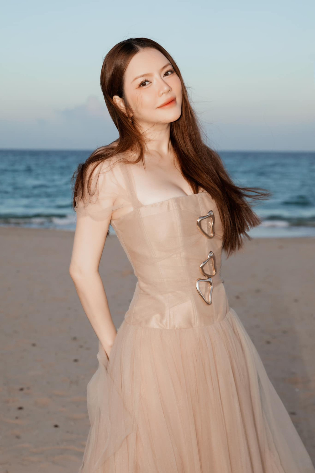 Trên trang cá nhân, Lý Nhã Kỳ nói thêm: “Nhiều khi muốn một mình nhưng sợ cô đơn, sợ quá rủ hội bạn chơi thì sợ scandal”. Ảnh: FBNV.