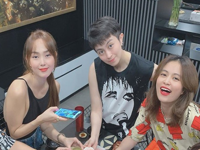 Hoàng Thùy Linh cũng vướng nghi vấn tình cảm với Gil Lê. Cả hai bị phát hiện đeo nhẫn đôi, dành những ký tự đặc biệt cho nhau trên mạng xã hội. Ảnh: Vietnamnet.