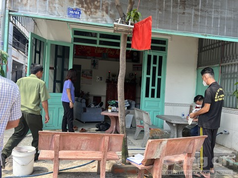 Hang xom mang do an qua cho, phat hien chu nha da chet tren ghe bo