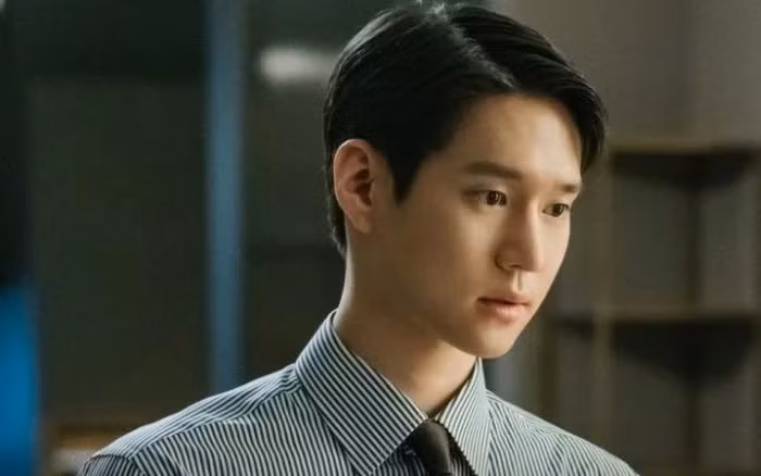 Giat minh voi mon qua sep tang trong tiec Tat nien cong ty