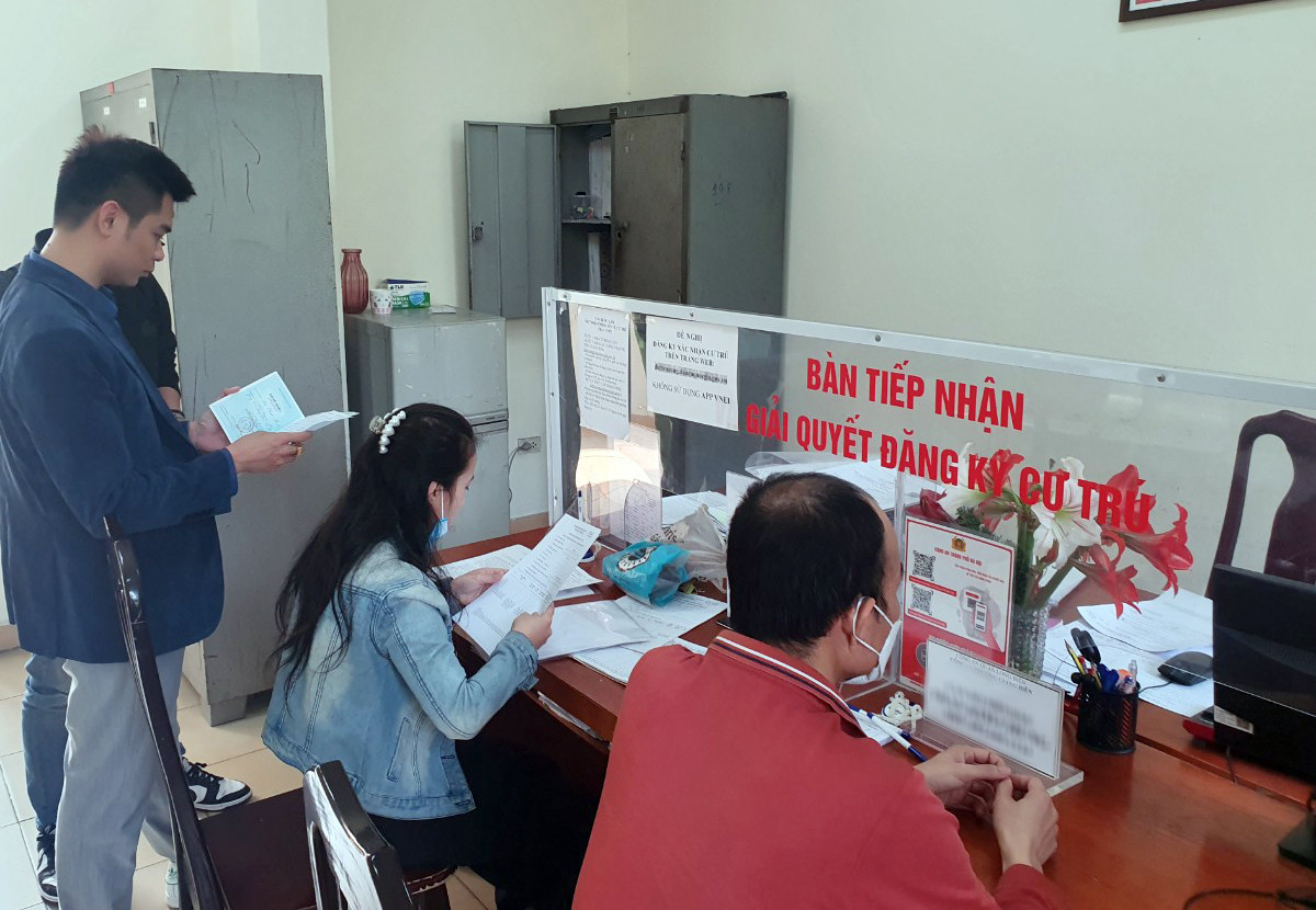 Bỏ sổ hộ khẩu và "gánh nặng" xác nhận cư trú Bo so ho khau va