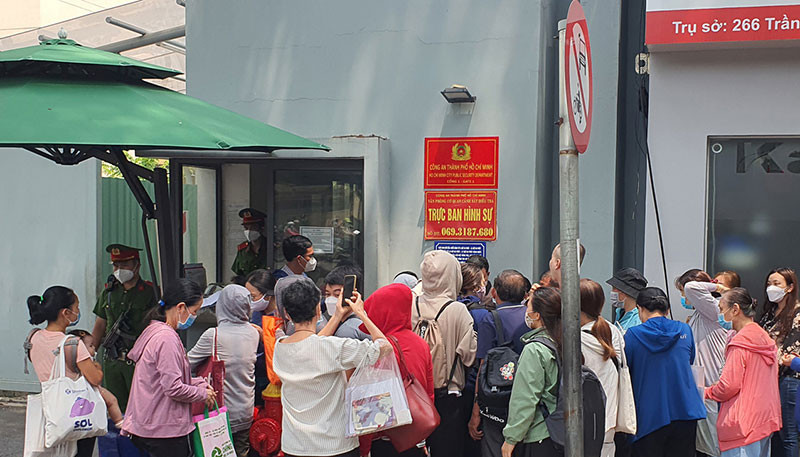 Manulife hoan tien, khach ky giay “im lang” co dung luat?