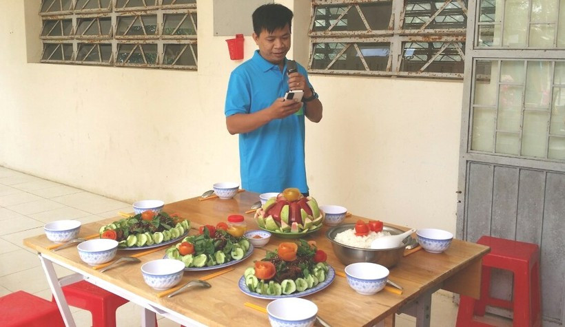 Cac thay hao hung nau an chuc mung 8/3