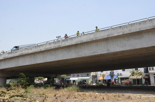 Cướp nhảy cầu nguy kịch vì tưởng gò đất là... sông Cuóp nhảy càu nguy kịch vi tuong go dat la... song