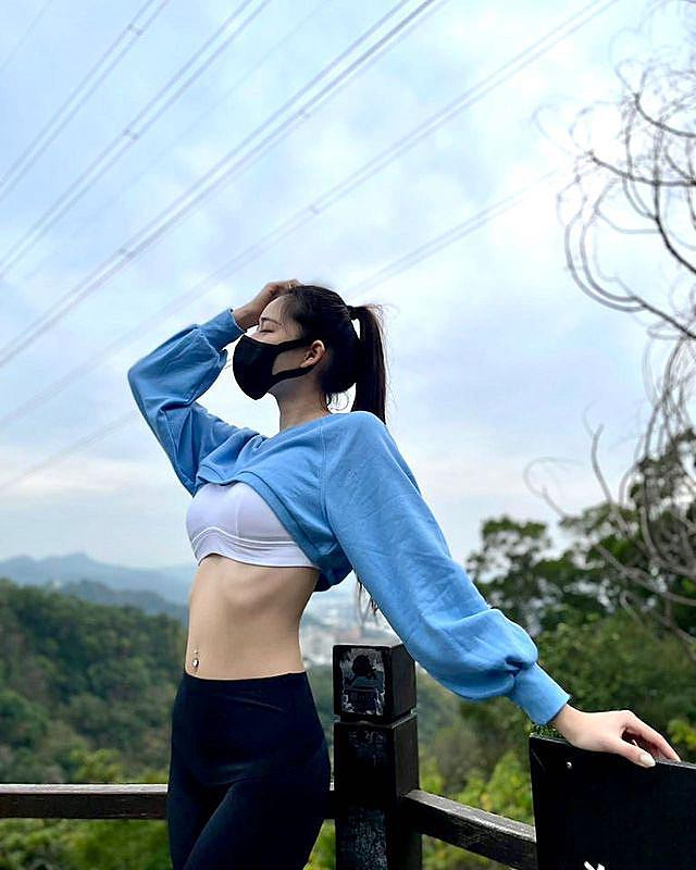 Dù chỉ diện một set đồ tập đơn giản, hot girl San San cũng có thể lôi cuốn người nhìn không thể rời mắt.