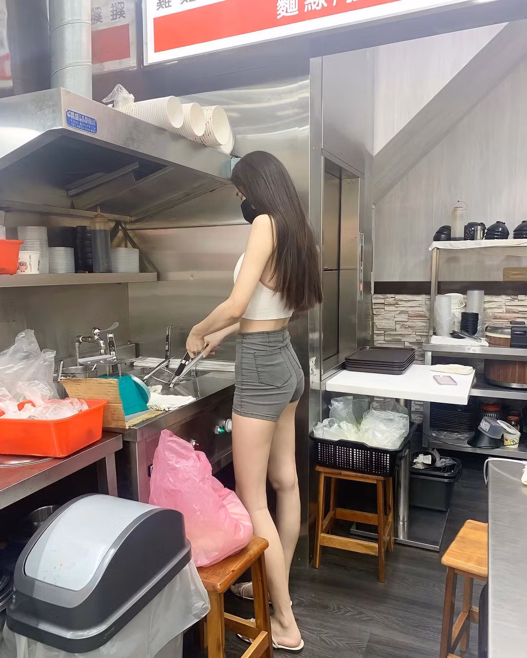 Được biết, ngay sau khi những hình ảnh chụp trộm Băng Băng được lan truyền, cô nàng đã trở nên cực nổi tiếng.