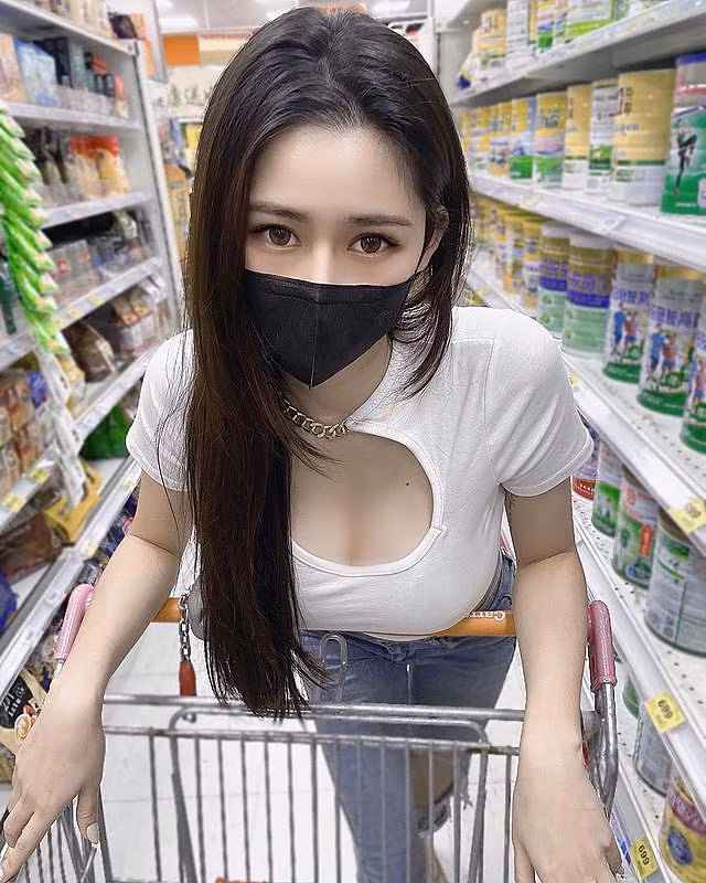 Dù có đeo khẩu trang, hot girl gợi cảm cũng không thể che giấu được thần thái quyến rũ của mình.