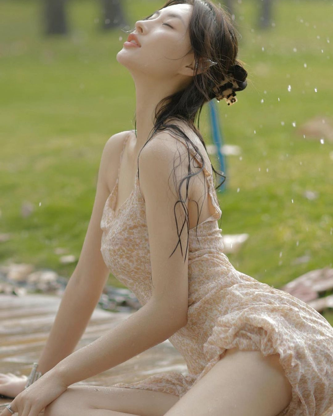 Mới đây, Uil tung ra bộ ảnh ướt át, khoe trọn đường cong cơ thể trong chiếc váy hoa màu nude, khiến người hâm mộ mê đắm.