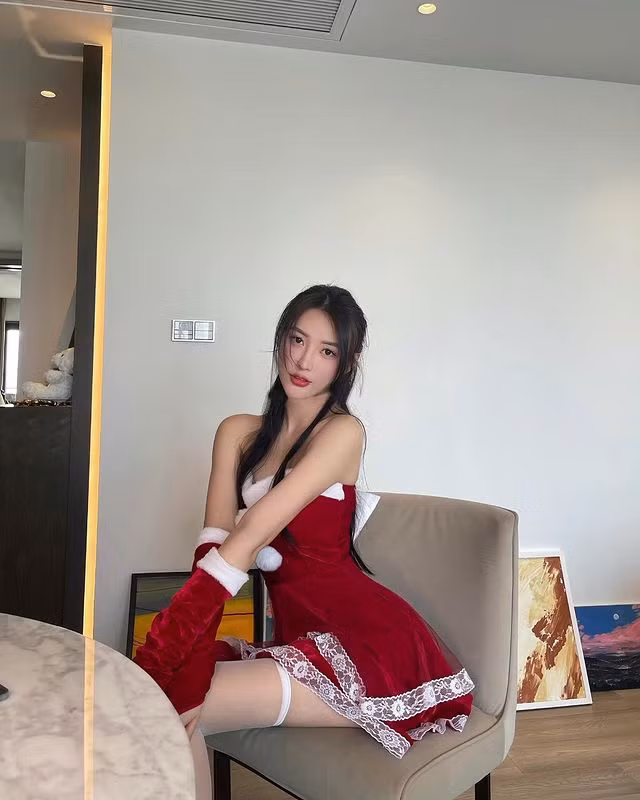 Trong trang phục Noel, Uil xinh đẹp, quyến rũ vô cùng. Nhiều cô gái ao ước có được thân hình nuột nà và nhan sắc của hot girl.