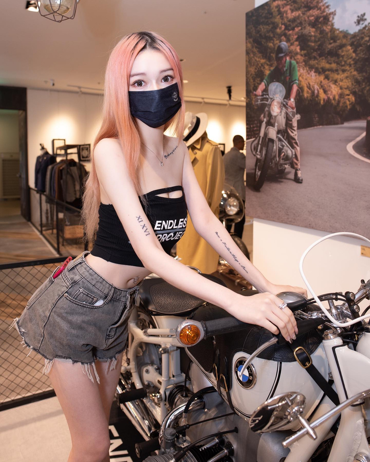 Tuy nhiên, khi không phải làm việc, phong cách thời trang của cô vẫn luôn nhất quán, gợi cảm nhưng không phản cảm, không gây sốc.