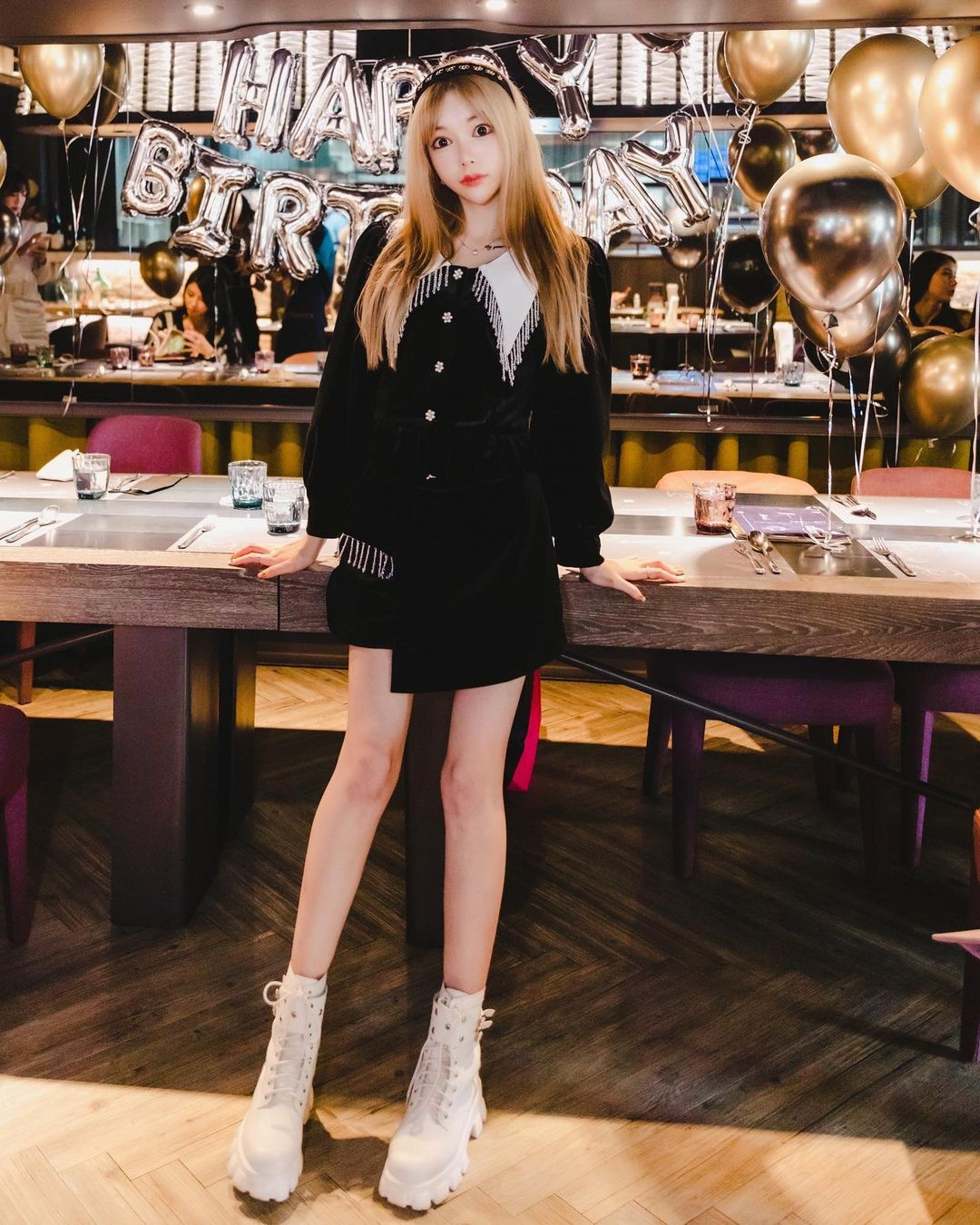 Lý do là bởi Lâm Nghi thường xuyên đăng tải hình ảnh xinh đẹp như búp bê, ít hở bạo, không chiêu trò gây sốc.