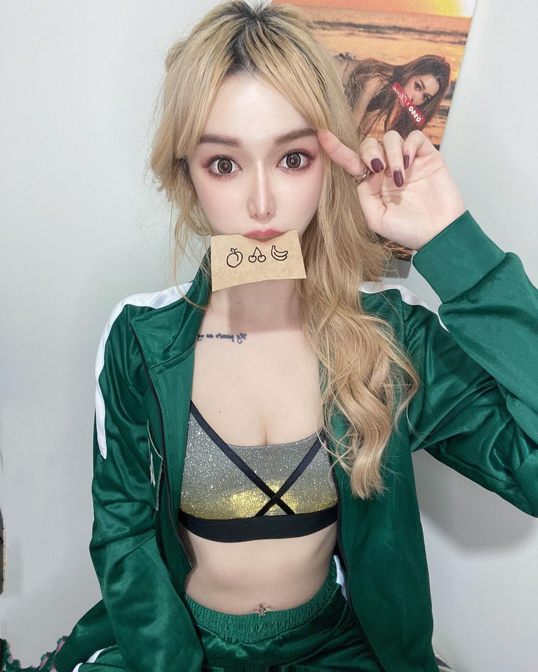 Ngay cả khi muốn khoe vẻ đẹp hình thể, Lâm Nghi cũng chỉ diện những set đồ cá tính, gợi cảm rất vừa phải.