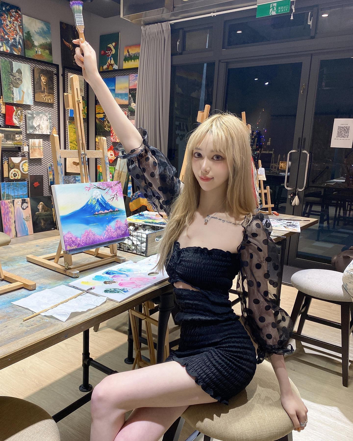 Người hâm mộ của cô nàng rất thích nét đẹp vừa trong sáng vừa gợi cảm của cô nàng. Khi làm mẫu nội y, Lâm Nghi khiến các fan choáng váng bởi sự bốc lửa của mình.