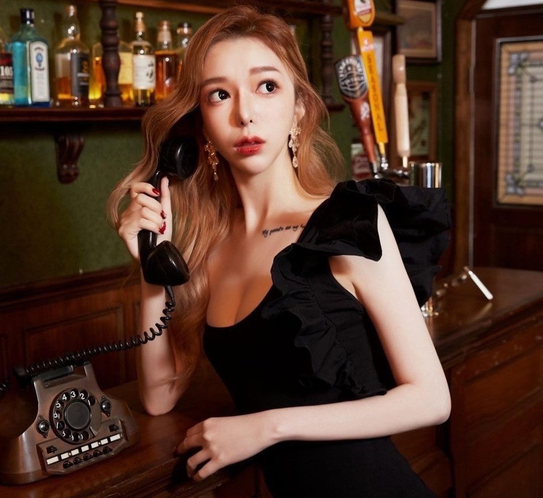 Nhiều người nhận xét, Lâm Nghi có vẻ đẹp hệt như một cô nàng búp bê. Khuôn mặt nhỏ, dáng hình tuy có nhỏ nhắn nhưng tỷ lệ cơ thể lại rất đẹp.