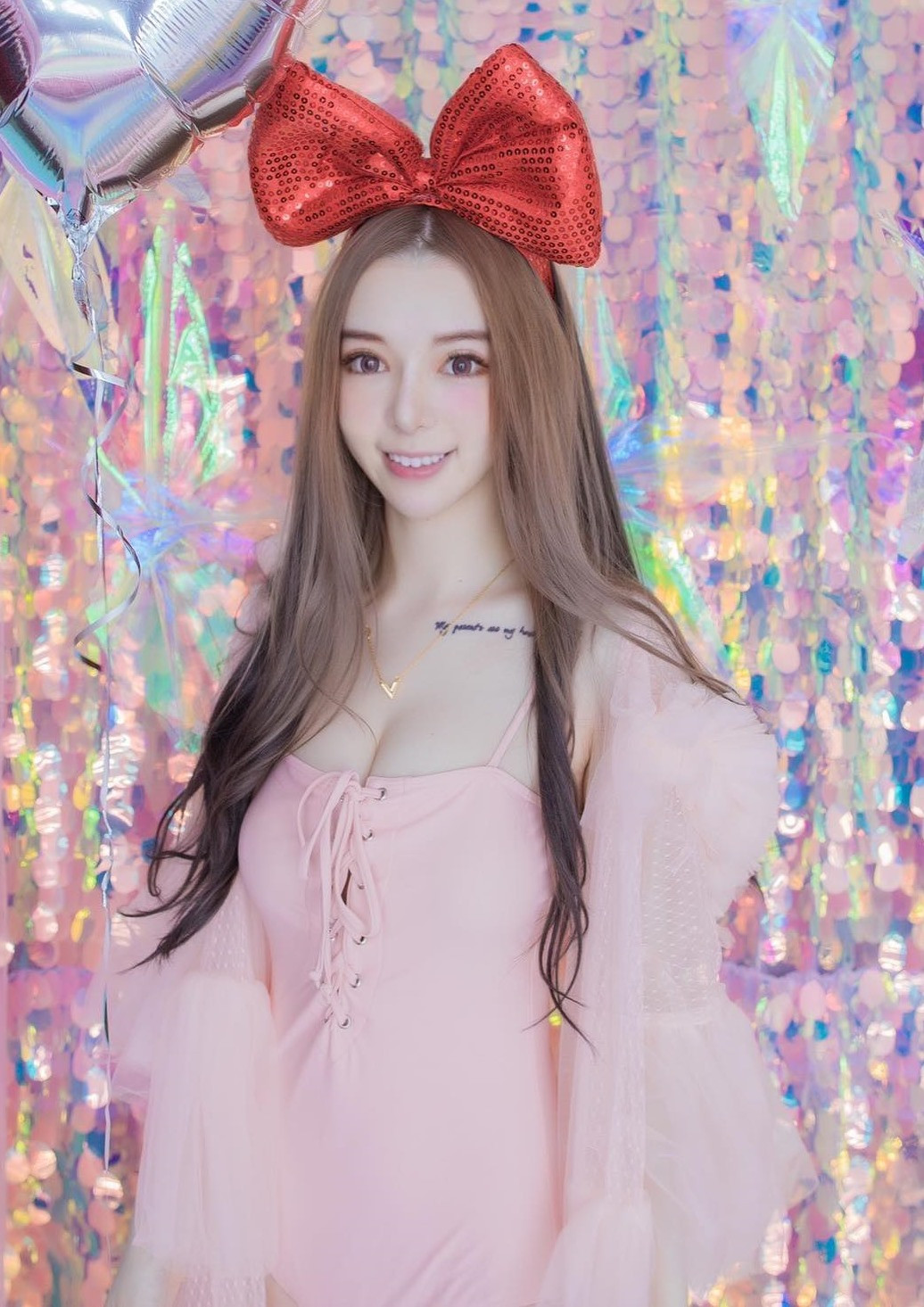 Điển hình như trong set đồ công chúa này, hot girl xinh đẹp hệt như một cô nàng búp bê, khiến cư dân mạng tán dương không ngớt.