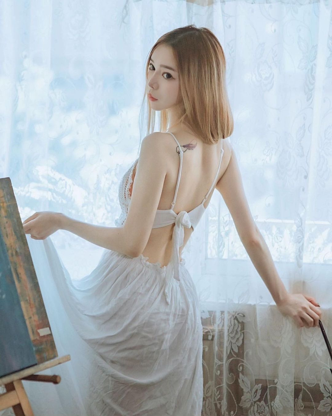 Cô nàng theo hướng hot girl kiểu nàng thơ, mơ mộng, xinh đẹp, quyến rũ nhưng không hề lố bịch.