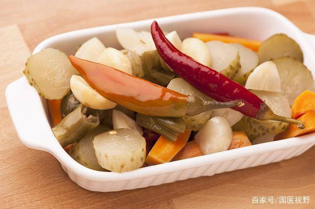 4. Rau muối chua Thường thì ai cũng thích ăn các loại rau dưa như kim chi, dưa chua vào buổi sáng, rất đưa cơm. Thế nhưng những loại thực phẩm này thực sự có hại cho dạ dày, kích thích dạ dày làm tổn thương niêm mạc bộ phận này.