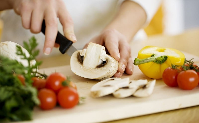 1. Duy trì thói quen ăn uống tốt Một chế độ ăn tốt cần tuân theo nguyên tắc thường xuyên và đủ lượng, ăn nhạt và dễ tiêu hóa, sạch sẽ và hợp vệ sinh. Khuyến cáo không nên có những thói quen xấu như ăn quá no, bỏ bữa sáng, thường xuyên ăn khuya, ngoài ra, bộ đồ ăn, bát đũa cần được tiệt trùng để tránh vi khuẩn Helicobacter pylori lây lan. Ăn ít thức ăn cay và kích thích trong chế độ ăn.