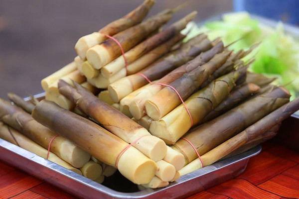 3. Rau quá nhiều chất xơ Hàm lượng chất xơ trong một số loại rau rất cao, ăn quá nhiều sẽ gây ra các vấn đề về tiêu hóa. Những loại rau như vậy trong cuộc sống hàng ngày bao gồm cần tây, măng, tỏi tây, v.v.