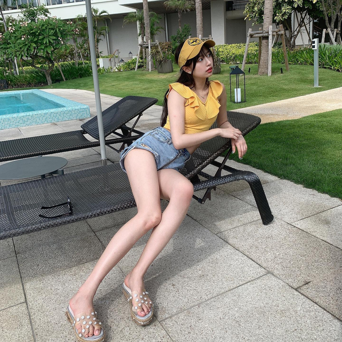 Ngoài phong cách nữ sinh, Fujikawa Ralumu có gu thời trang trẻ trung, bắt mắt.