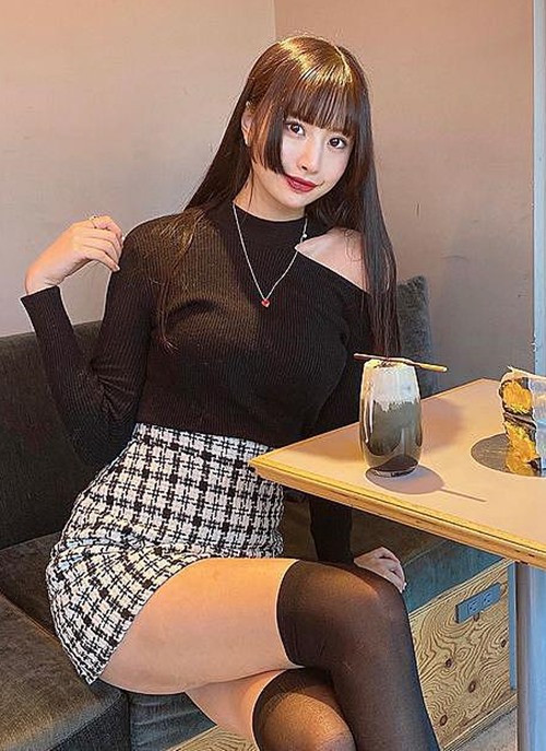 Cô nàng cũng không ngại khi diện những set đồ bó sát, khoe dáng chuẩn của mình.