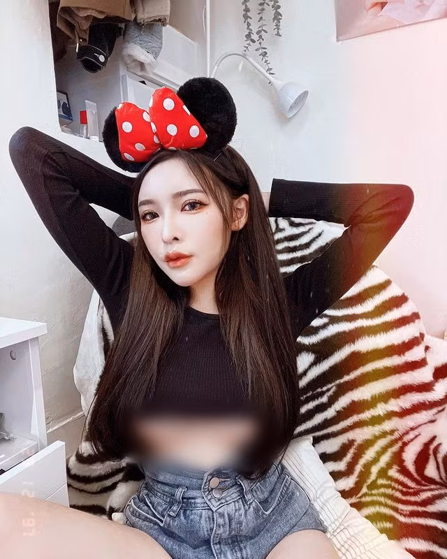 Thậm chí, San San còn thoải mái và vô cùng tự tin khi diện mốt hở chân ngực. Chính vì thế, lần diện đồ gợi cảm vào bếp khoe sắc trên, các fan hâm mộ của cô nàng cũng phần nào hiểu được.