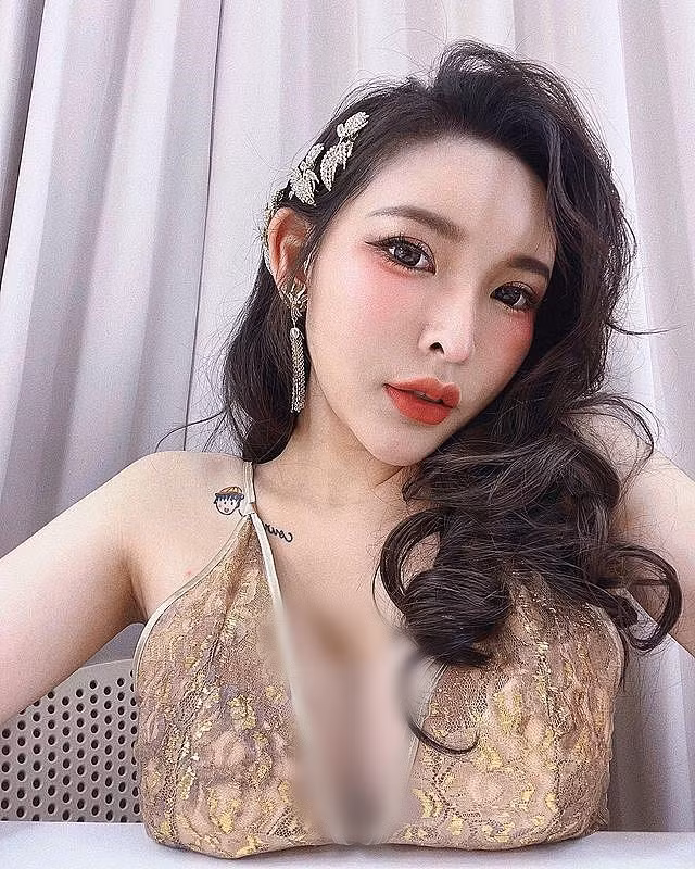 Cô nàng cũng có nhiều kiểu tạo dáng khoe cơ thể một cách lộ liễu, táo bạo.