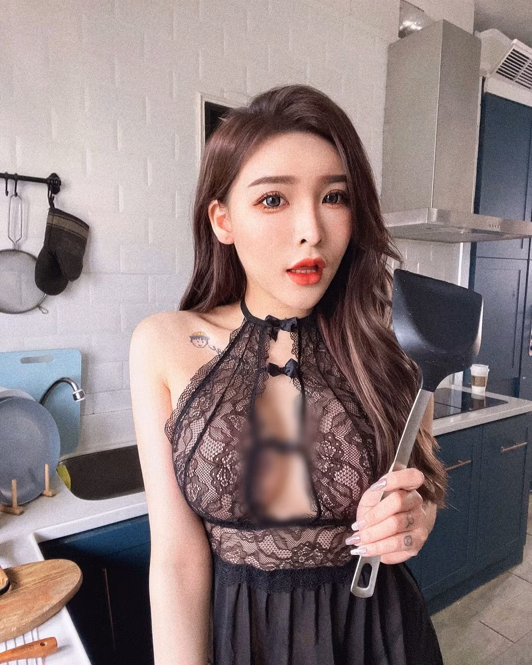 Mới đây, San San đã khiến cộng động mạng có phần "choáng váng" khi khoe ảnh diện đồ gợi cảm, xuyên thấu, thậm chí thả rông khi vào bếp.