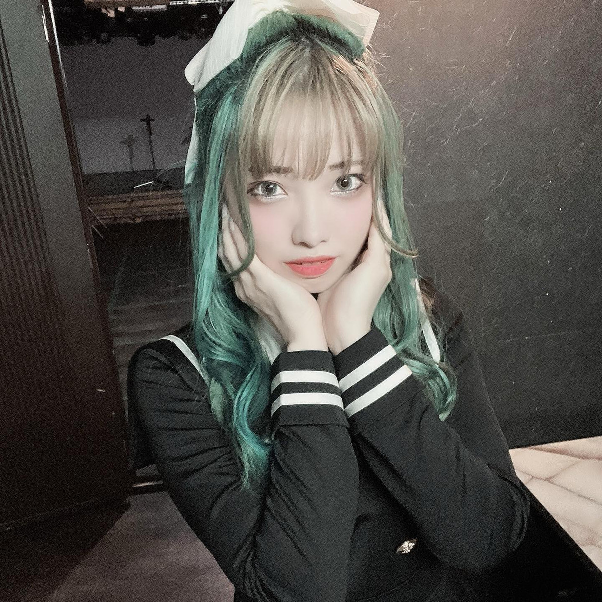 Bản thân người phụ nữ 40 tuổi này cũng chưa khi nào ngại ngần hay cố gắng giấu giếm tuổi thật của cô. Cô nàng công khai mọi thông tin về tuổi tác trên trang IG và Twitter cá nhân.