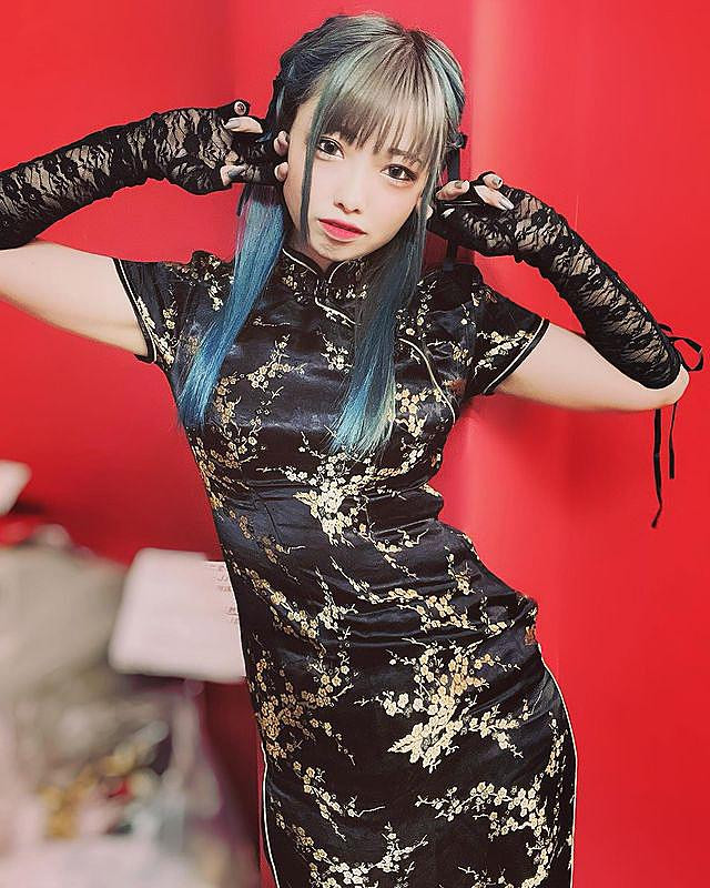 Cô nàng cũng tự tin nhận mình là một thần tượng hoạt động ở tuổi 40, khiến nhiều người cảm thấy vô cùng thích thú.