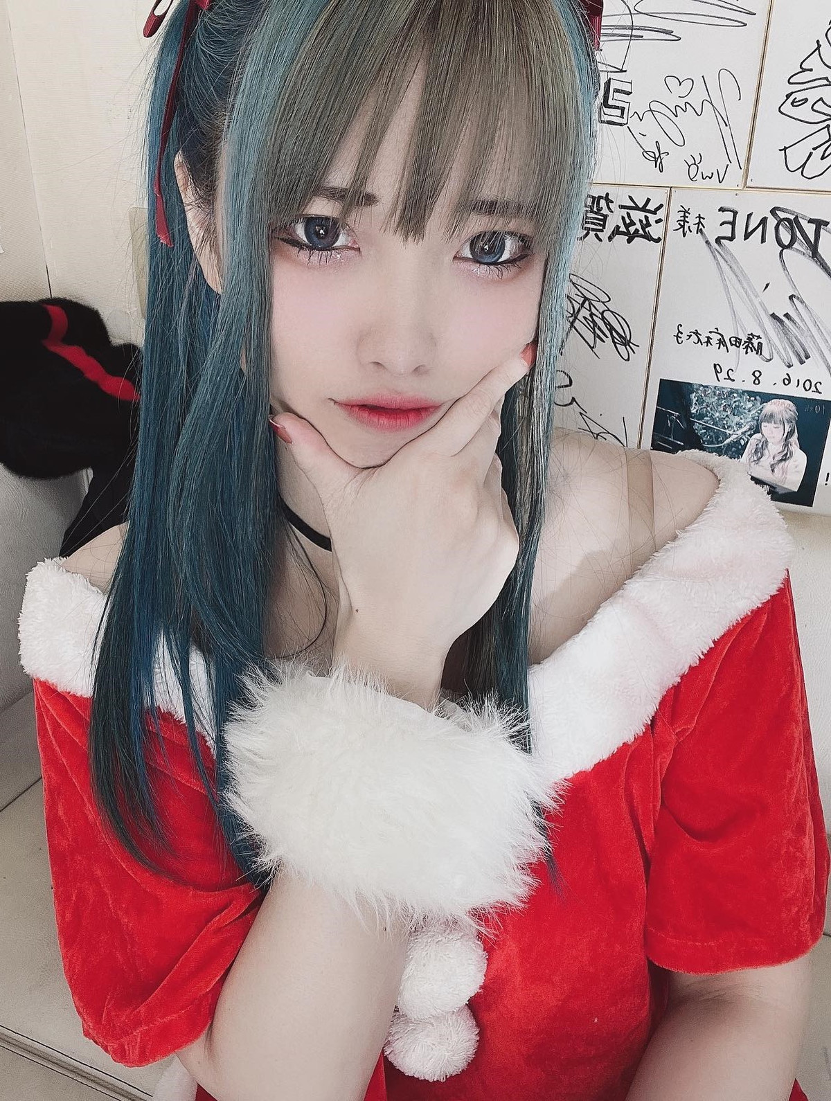 Nhờ hình tượng và ngoại hình bất chấp tuổi tác, cô nàng đã trở thành tâm điểm chú ý và bàn tán của đông đảo cư dân mạng.