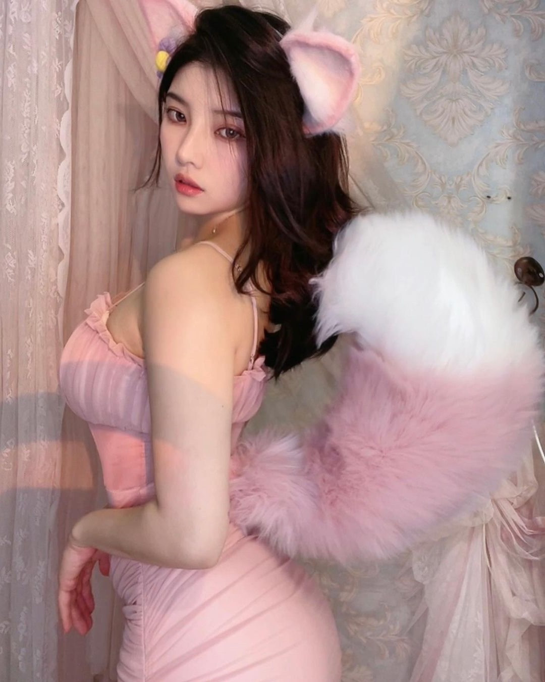 Đường nét cơ thể nóng bỏng, bộ ngực đầy đặn, vòng ba trái đào và vòng eo thon thả, kết hợp cùng cặp đùi mật ong và khuôn mặt đẹp như búp bê, Kisa quả thật có khả năng "gây mê" mọi người.