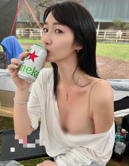 Trong ảnh là khoảnh khắc hot girl gợi cảm An Bách cố tình kéo vai áo tuột xuống, để lộ nội y màu da bên trong.