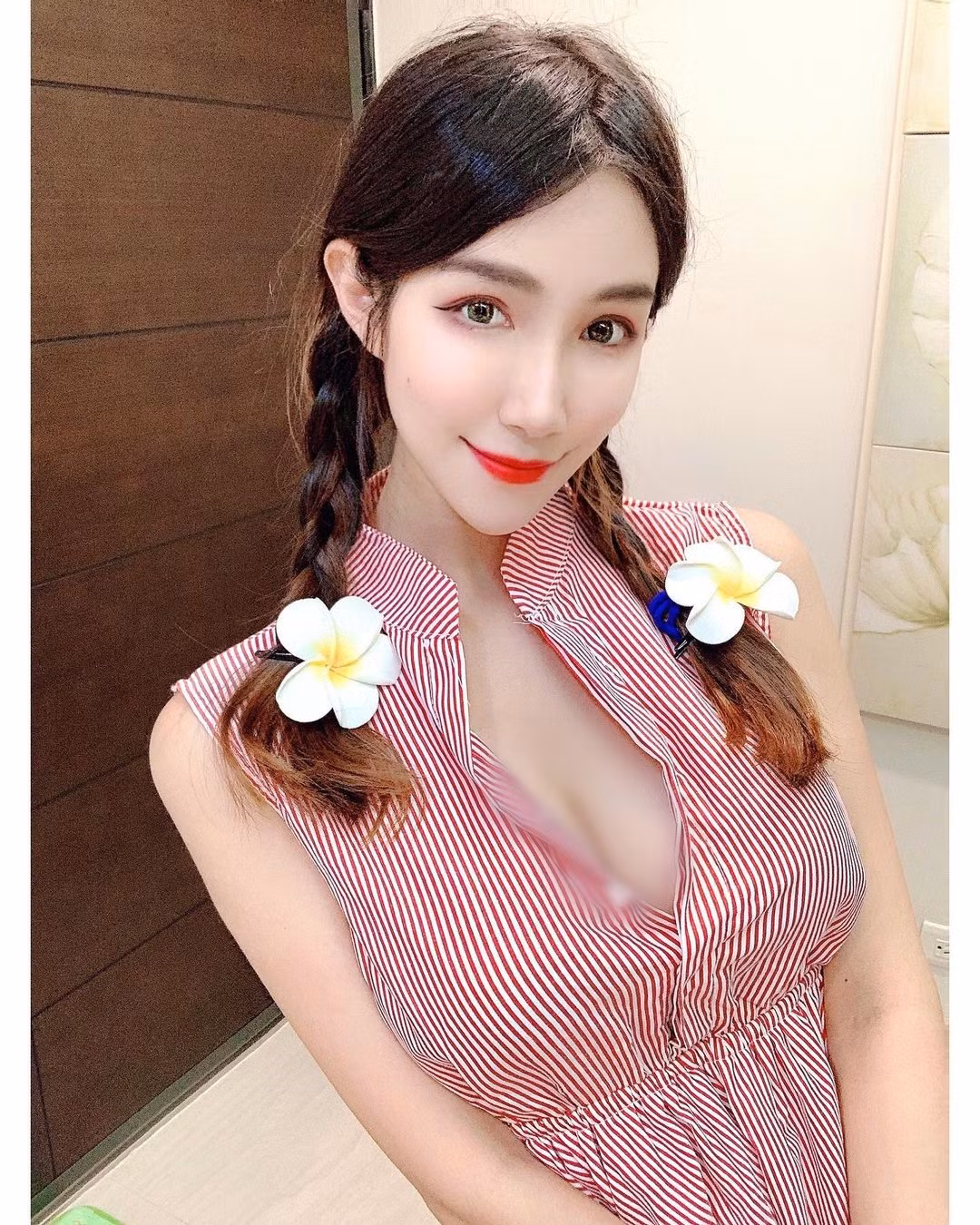 Nhiều người ngỡ ngàng trước sự táo bạo này của hot girl xinh đẹp Lâm Dư Sương và cho rằng cô nàng thực sự đã thay đổi cách tiếp cận người hâm mộ.