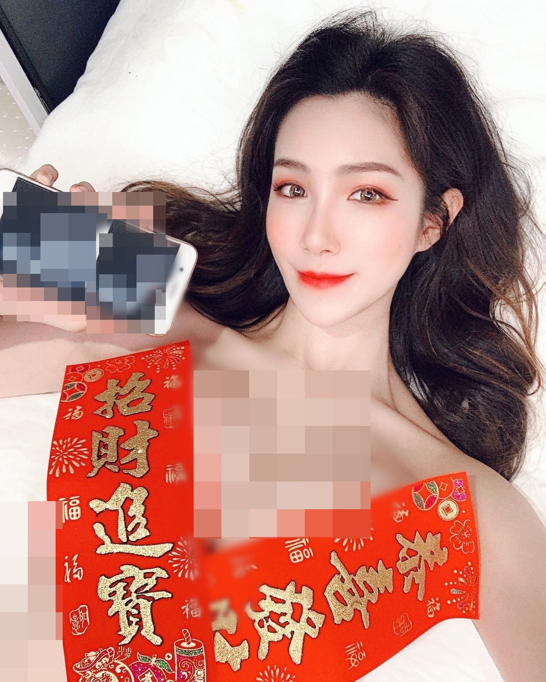 Tuy nhiên, mới đây, Lâm Dư Sương đã khiến tất cả mọi người choáng váng khi khoe ảnh ngực trần, chỉ phủ những vùng nhạy cảm bằng câu đối đỏ.