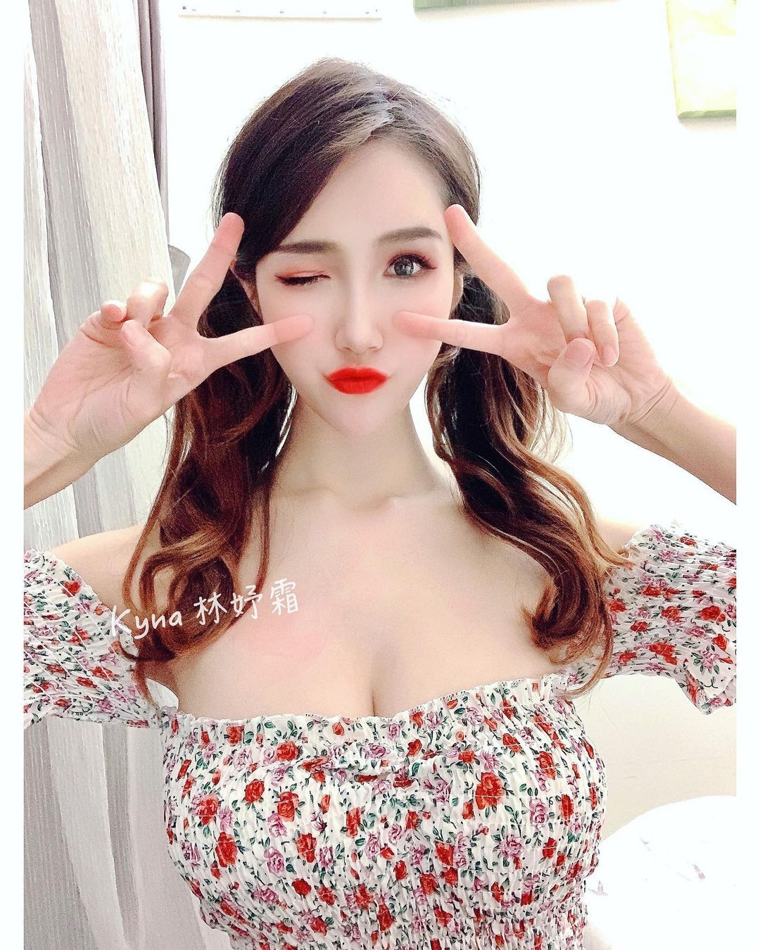 Cũng nhờ hình thể tuyệt mỹ này, Lâm Dư Sương thoải mái diện những trang phục trẻ trung, hấp dẫn.