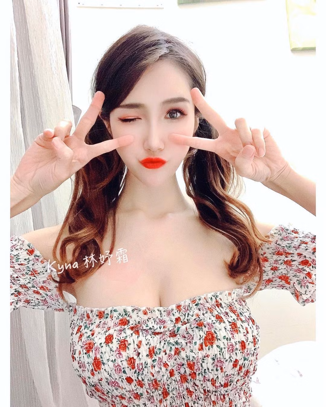 Cũng nhờ hình thể tuyệt mỹ này, Lâm Dư Sương thoải mái diện những trang phục trẻ trung, hấp dẫn.