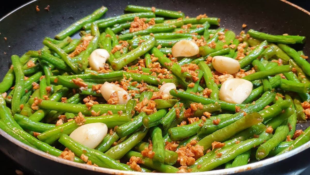 Thứ nhất là các món đậu xanh xào, súp lơ xào, nấm xào: Khi xào rau, đa số mọi người thường cho khá nhiều dầu để trộn đều các nguyên liệu trong chảo và khiến nguyên liệu chín nhanh, chín đều.