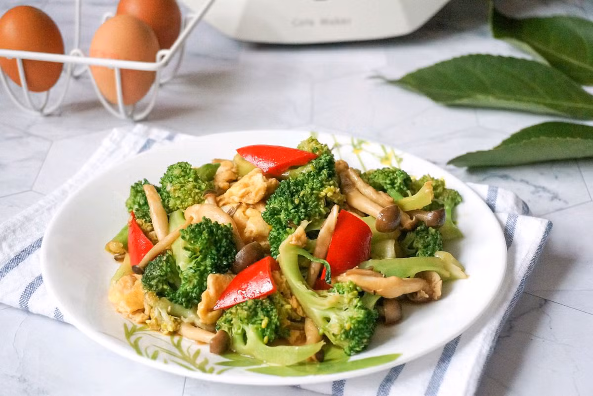 Để tiết kiệm thời gian, nhiều nhà hàng sẽ xào rau với lượng dầu nhiều hơn, ăn vào chẳng khác gì uống cả bát dầu, không những không tốt còn hại sức khoẻ.