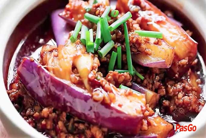 Thứ hai là các món cà tím om, đậu phụ kho. Sự thật là hầu hết các món om hay kho đều được chiên trong dầu, sau đó đun nhỏ lửa để thu được nước sốt đặc. Ảnh: PasGo.