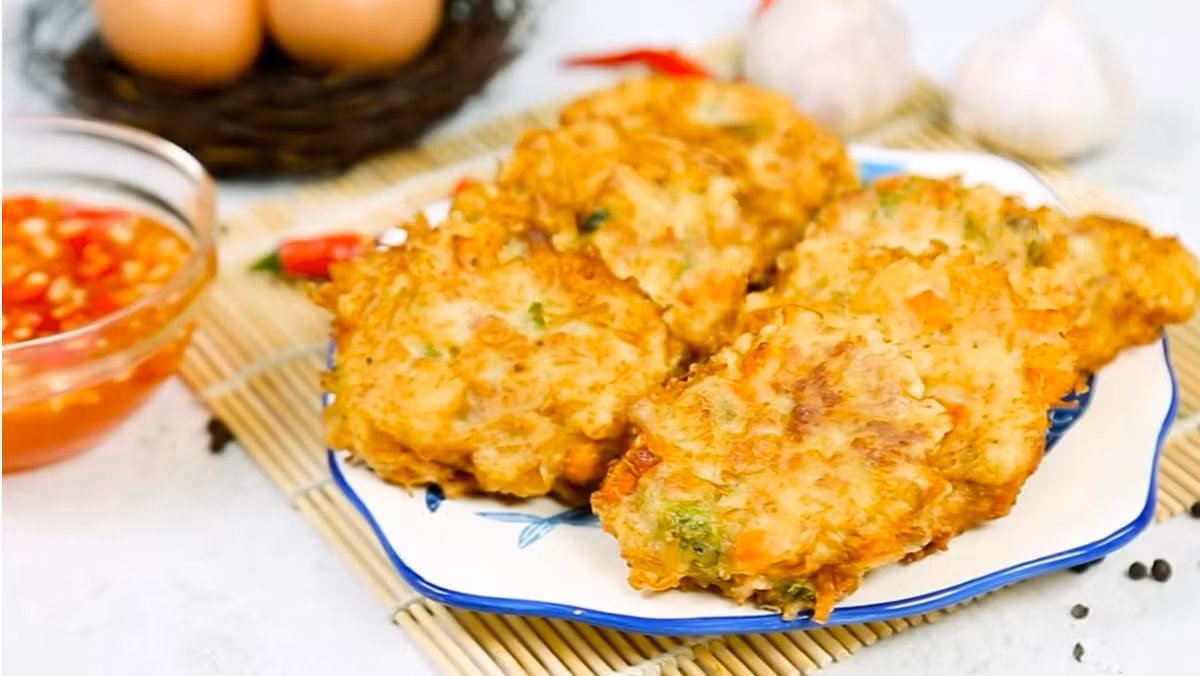 Thứ tư là các món nấm chiên, củ sen xào, khoai chiên, tàu hũ ki chiên. Không cần phải nói, khi thực phẩm đem chiên là đã chứa nhiều chất béo. Lấy khoai tây chiên làm ví dụ, một củ khoai tây lớn có hàm lượng chất béo là 17,8 gram, nếu ăn thêm còn béo nữa.