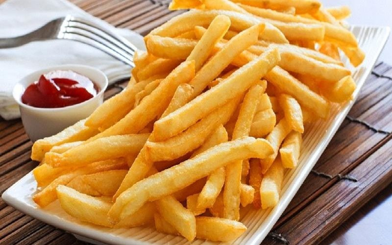 Thứ ba là các món hủ tiếu khô, khoai tây chiên, hủ tiếu bắp cải, v.v: Các món này đều có cách làm là ngâm nguyên liệu đã nấu vào nhiều dầu, sau đó lại đun nhỏ, ngấm thêm dầu mỡ hơn.