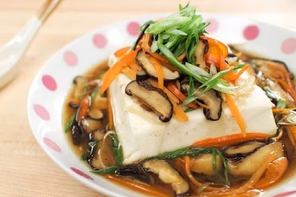 Người ta nói rằng ăn nhiều rau là tốt, vì vậy, cũng không ít người lựa chọn ăn chay trường và coi đây là bí quyết trường thọ. Thế nhưng, ăn chay trường thực sự có lành mạnh? Thực tế, có 4 món chay này càng ăn càng béo, tương đương với uống cả bát dầu. (Ảnh minh họa)