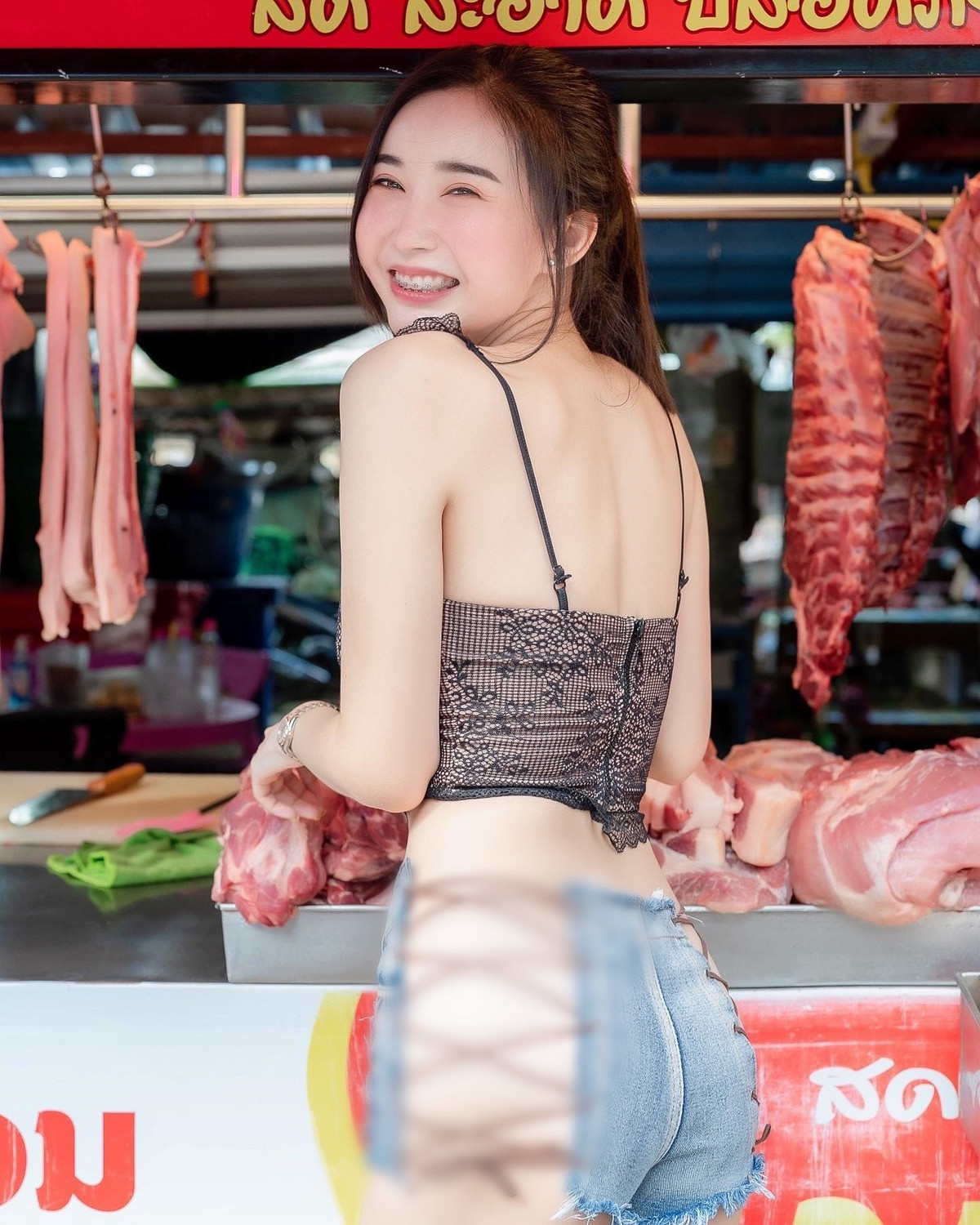 Đáng nói, những chiếc quần mà hot girl người Thái Lan Qanan Kanokyada diện vô cùng hở hang.